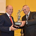 Martin recibe el premio